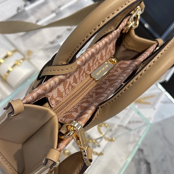 Michael Kors Mirella Extra-Small Ombré Logo Crossbody XBODY Shopper
Camel 
NWT - Picture 11 of 16